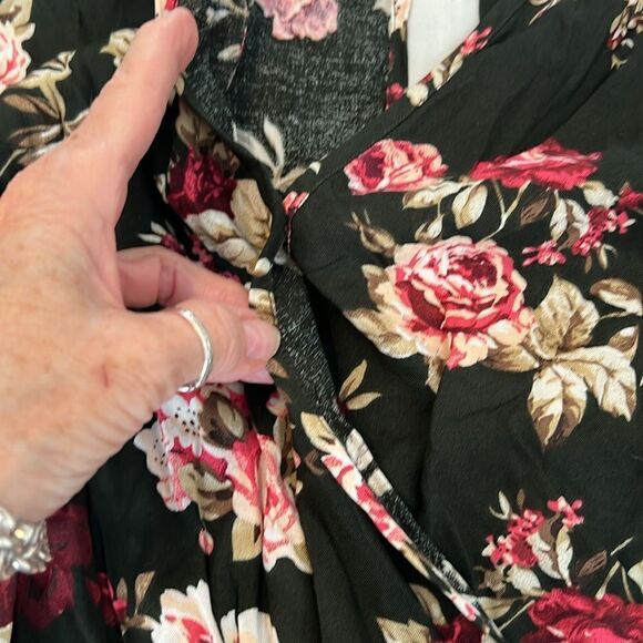 NWT Ambiance sizeM 3/4 sleeve black/red/pink flowered elastic waist short romper - Picture 4 of 11